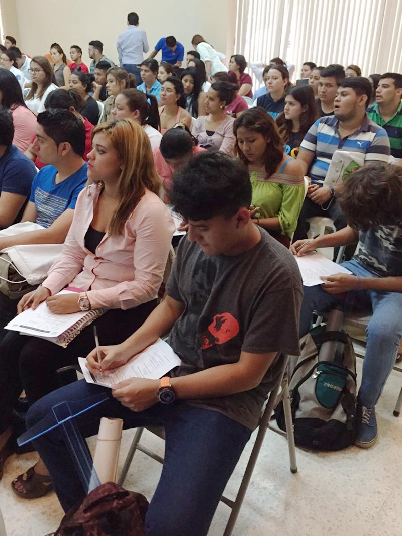 Alumnos tomando taller